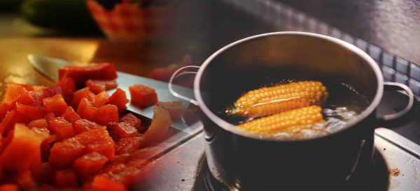 skitterphoto Knife with blocks of bell pepper kaboompics Cooking corn